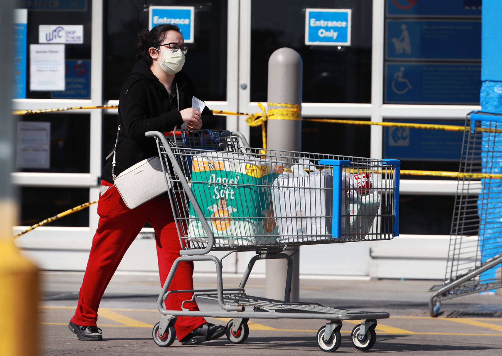 042220_GroceryShopper001_bjs.JPG